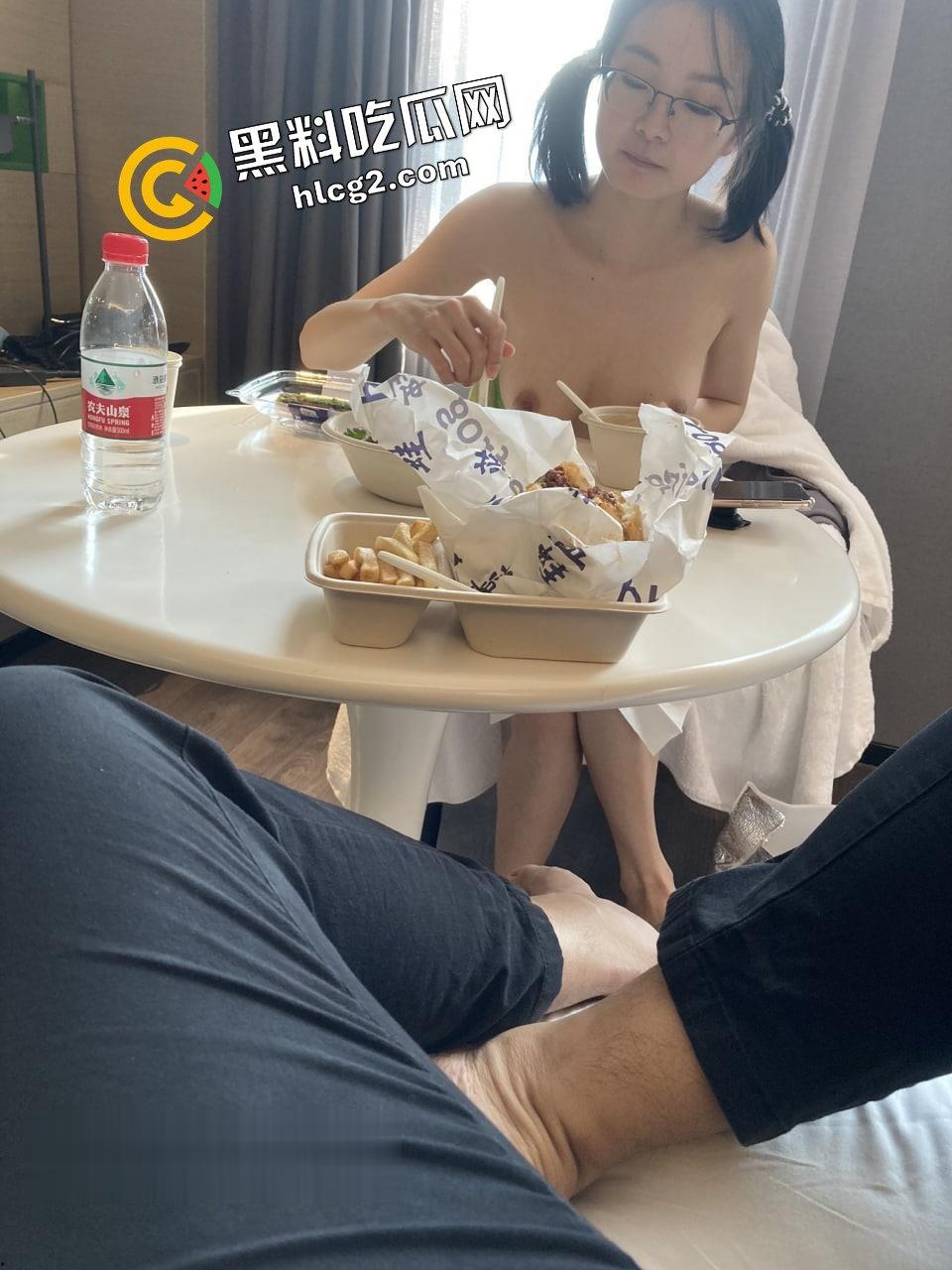 百度云泄密流出！华南师范大学D奶骚贱眼镜妹『刘璐』卫生间对镜后入性爱视频流出！-5