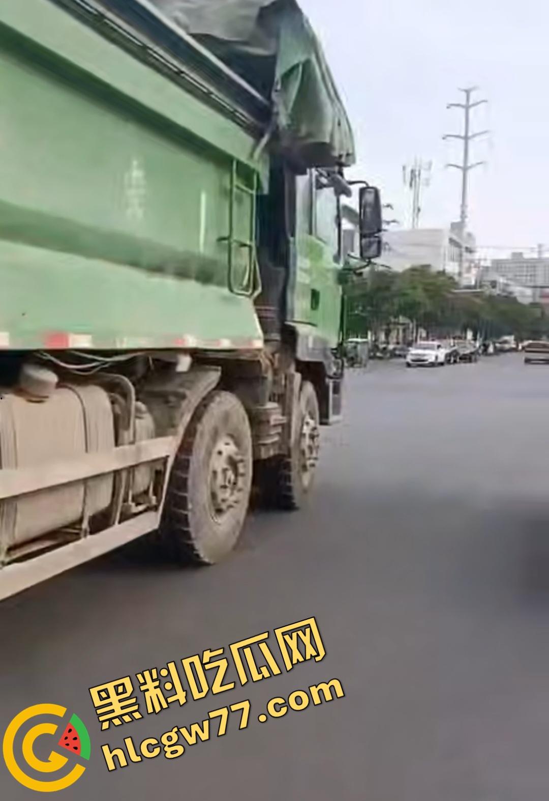 河南辉县老太太近视千度急买菜酿惨剧!大货车碾爆头颅脑浆四溅,喷到路人身上洗了个血浴!-2