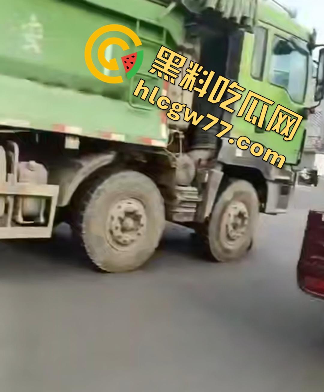 河南辉县老太太近视千度急买菜酿惨剧!大货车碾爆头颅脑浆四溅,喷到路人身上洗了个血浴!-6