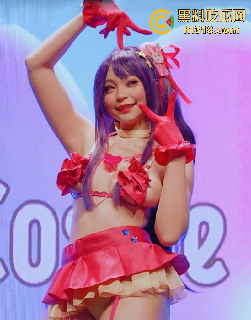 台湾COSPIE同人动漫展！性感嫩模上演暴露cos，衣着寸缕展示巨乳翘臀，纯纯的女优比脱衣大会！-7