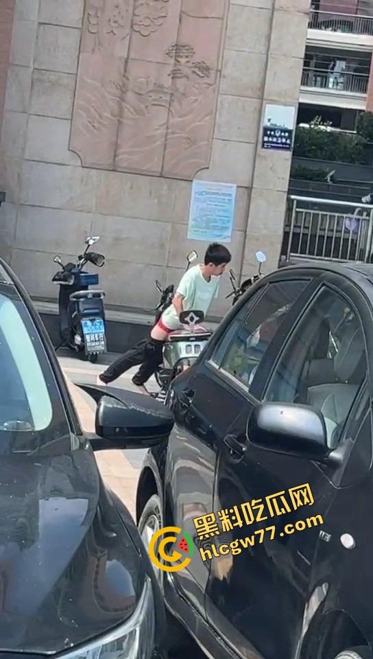 山东奇葩小伙现场癫疯 女车主前脚刚走 他直接脱裤骑日电动车 压抑太久把出轨幻想发泄在雅迪身上!-3