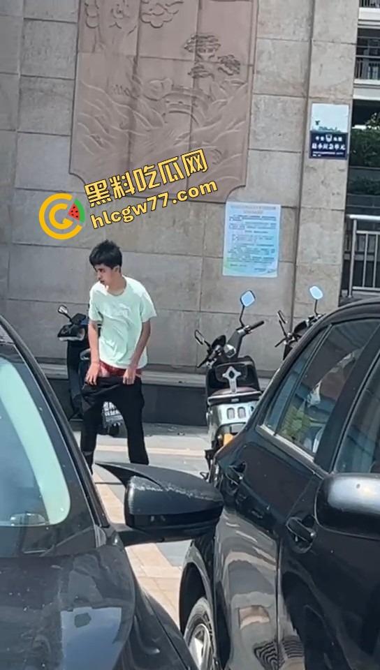 山东奇葩小伙现场癫疯 女车主前脚刚走 他直接脱裤骑日电动车 压抑太久把出轨幻想发泄在雅迪身上!-7