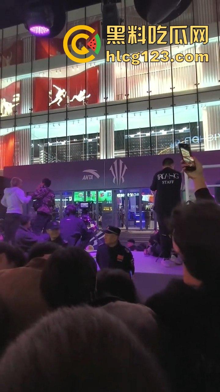 沈阳中街安踏门店出大事?一群男的当街怒骂安踏傻逼,场面一度失控!-1