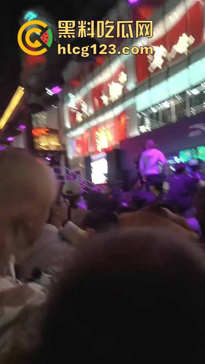 沈阳中街安踏门店出大事?一群男的当街怒骂安踏傻逼,场面一度失控!-2