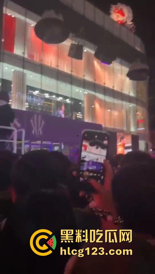 沈阳中街安踏门店出大事?一群男的当街怒骂安踏傻逼,场面一度失控!-3