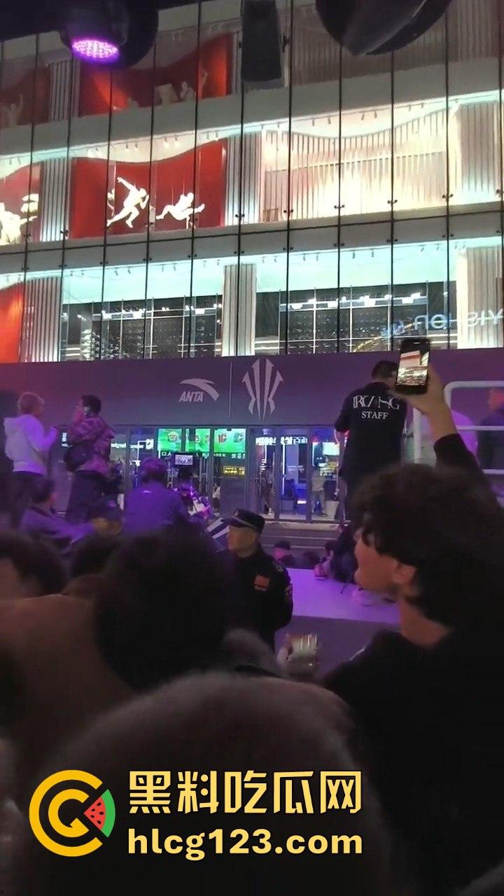沈阳中街安踏门店出大事?一群男的当街怒骂安踏傻逼,场面一度失控!-4