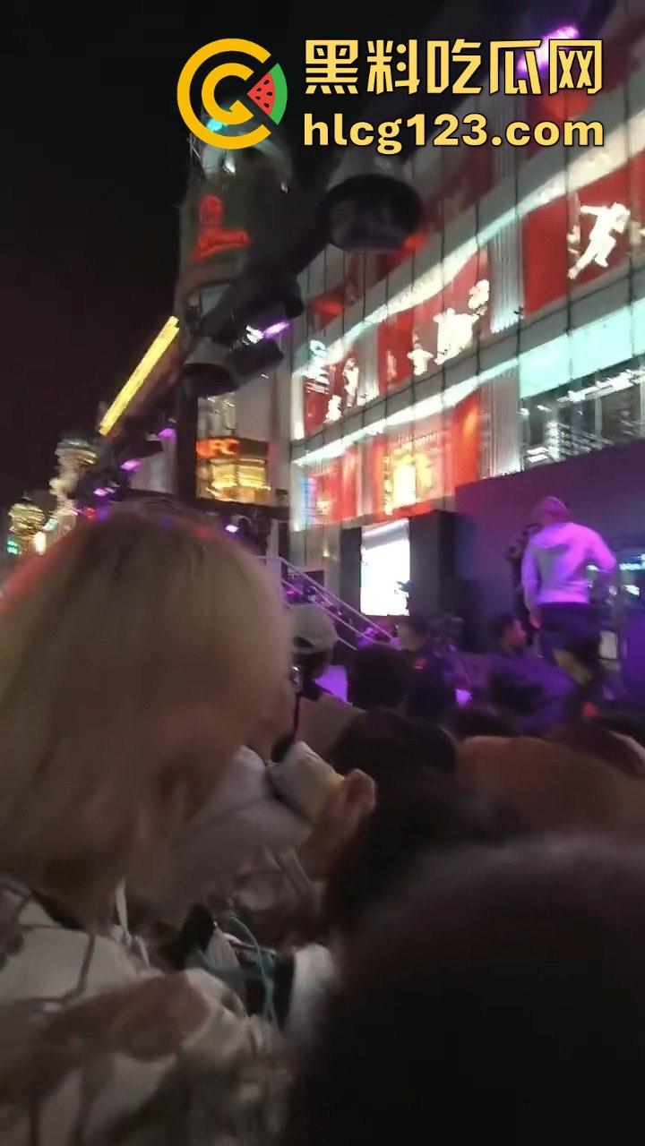 沈阳中街安踏门店出大事?一群男的当街怒骂安踏傻逼,场面一度失控!-6