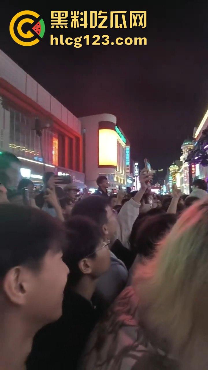 沈阳中街安踏门店出大事?一群男的当街怒骂安踏傻逼,场面一度失控!-7