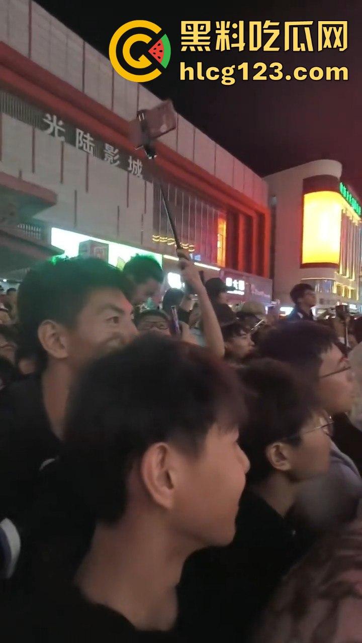 沈阳中街安踏门店出大事?一群男的当街怒骂安踏傻逼,场面一度失控!-8