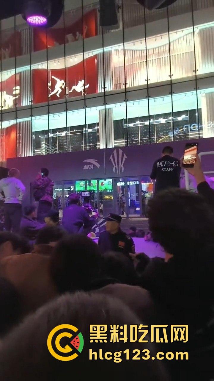 沈阳中街安踏门店出大事?一群男的当街怒骂安踏傻逼,场面一度失控!-9