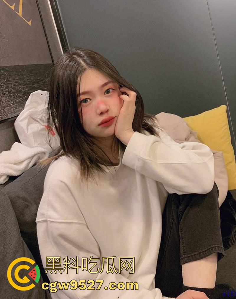 贵州最骚酒店前台【夏媛轩】，学生时期和继父通奸，还和男友兄弟一起3p，和领导同事1v7群p，太刺激了！-4