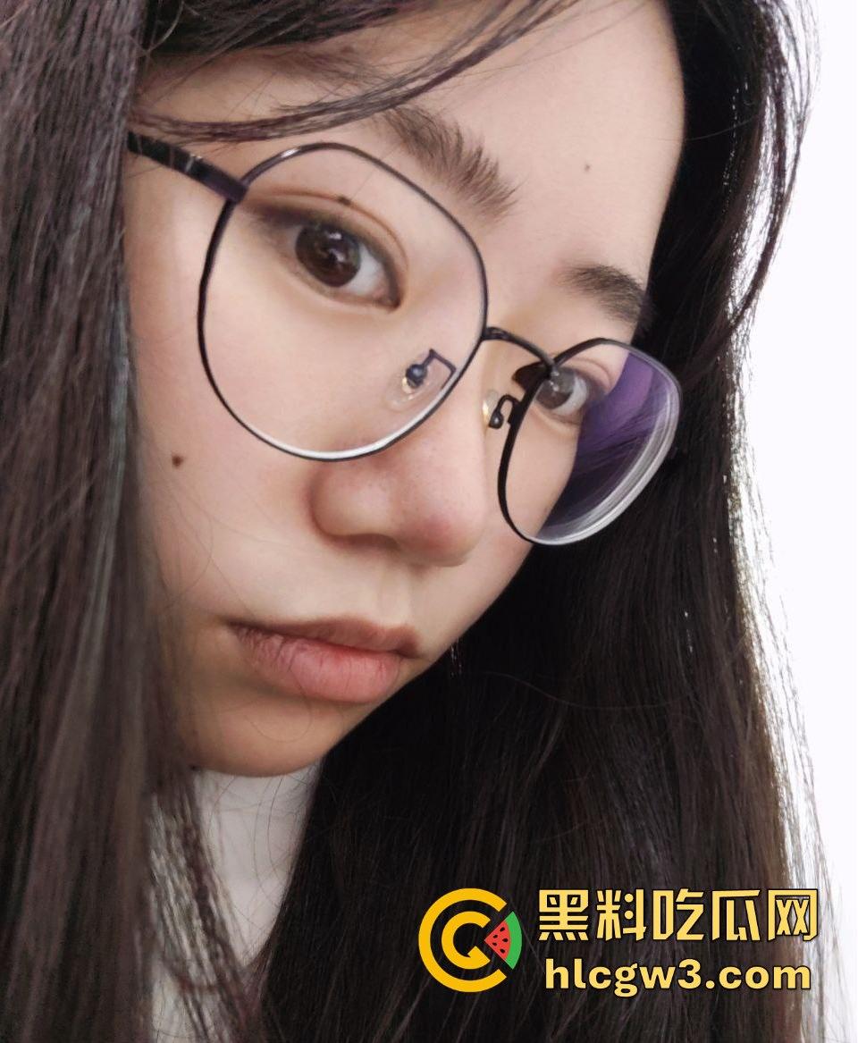 青岛某大学班花【李琦】反差视频曝光！乖乖女变小母狗撒尿调教，眼镜妹的淫荡巅峰！-8