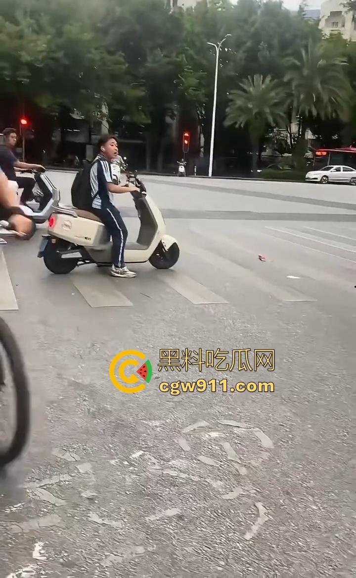 你的外卖正在撞击学生!路怒症外卖员跟骂人学生吵架,外卖心底不服直接掉头撞了上去,学生眼神一下就清澈了!-1