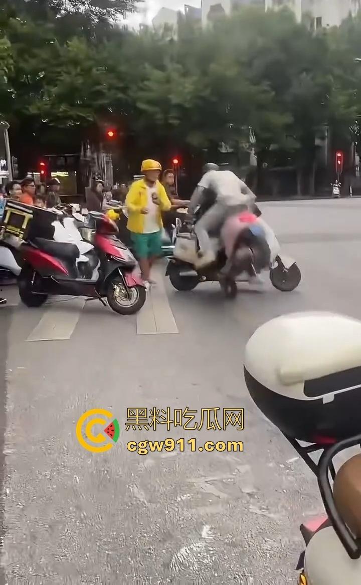 你的外卖正在撞击学生!路怒症外卖员跟骂人学生吵架,外卖心底不服直接掉头撞了上去,学生眼神一下就清澈了!-5