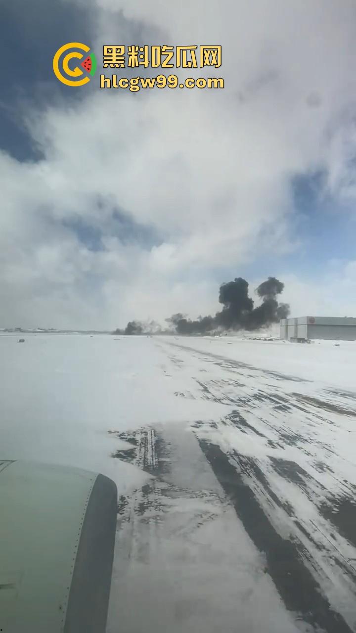 美国飞机又又又出事了!明尼苏达州飞往多伦多皮尔逊的飞机机腹朝天降落,堪比电影特效,幸好没人死亡。-6