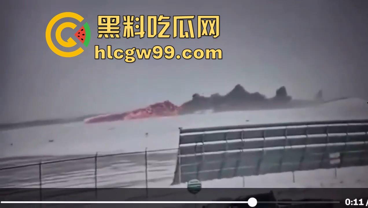 美国飞机又又又出事了!明尼苏达州飞往多伦多皮尔逊的飞机机腹朝天降落,堪比电影特效,幸好没人死亡。-9