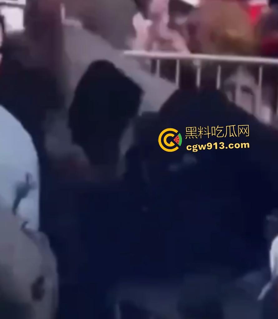 特朗普盟友【查理·科克】枪击惨死犹他谷大学！FBI全城搜捕抓住LGBTQ老人，特朗普下令全国半旗致哀！-3