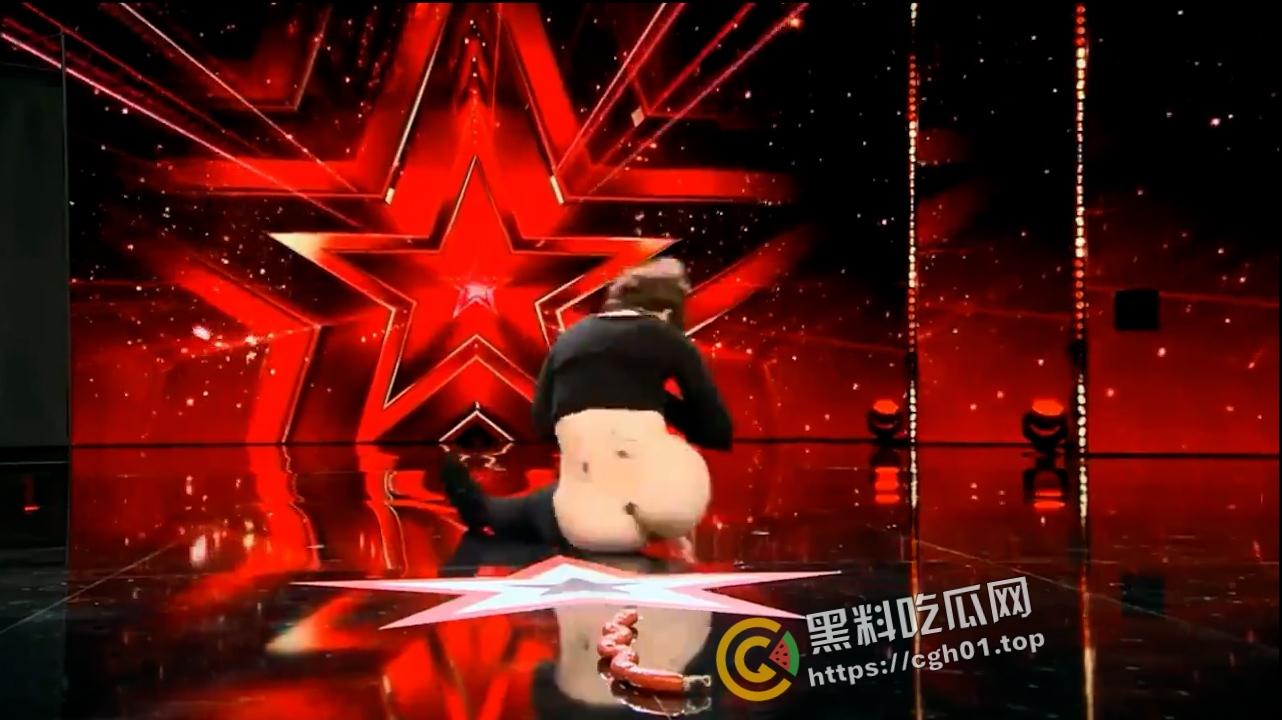 德国真人秀 少妇表演骚穴吸香肠 这么长全都吸进去了  老外太会整活了-5