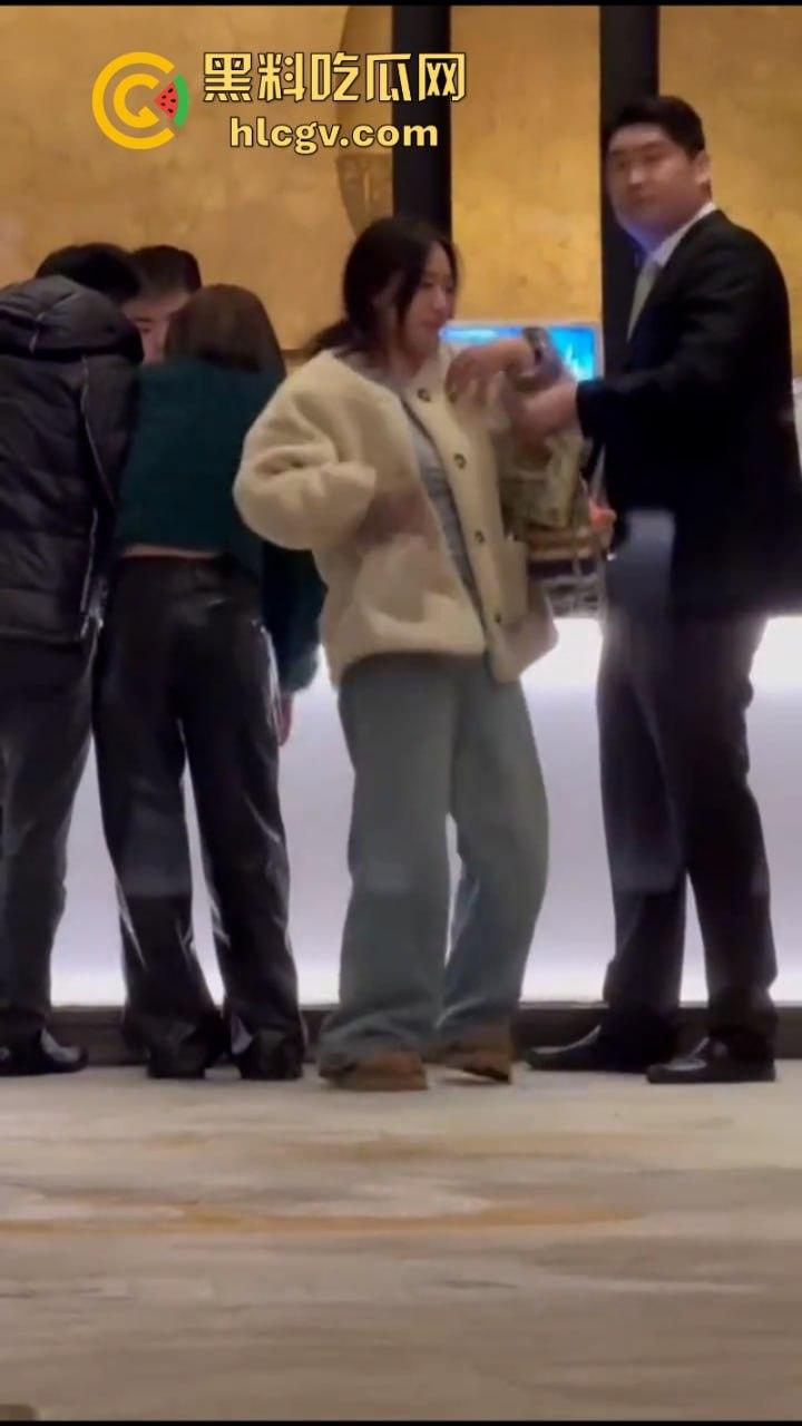 北京三里屯烂醉女大闹酒店大堂 脱衣扒裤还骚扰大堂经理 最后这是被捡尸了？-4