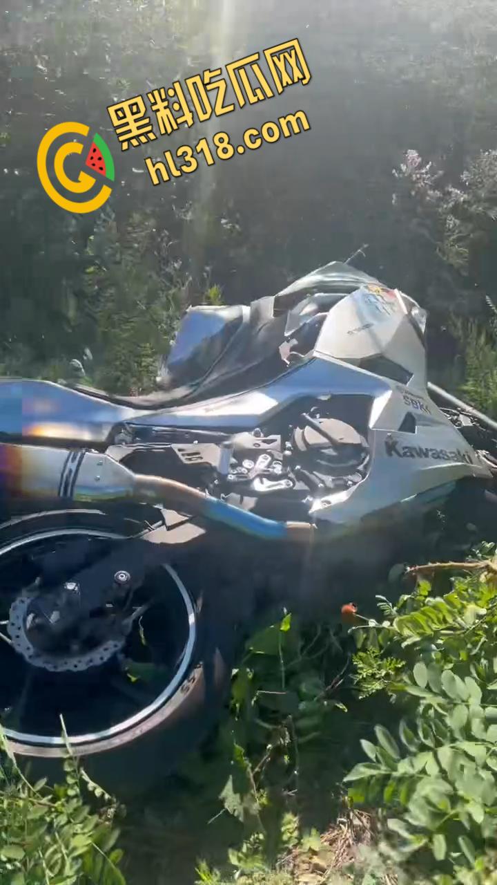 机车少年国道飙车，油门一拧鸡儿飞了，小狼狗被操成会喷水小母狗，血溅一地秒变机车骚妹 !-2