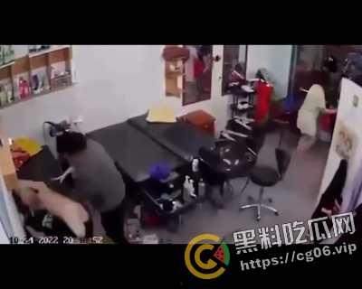 越南第一狠人!前男友怒砍现任狗男女 人狠刀快 血直接喷的满地都是 现场血腥画面曝光-4