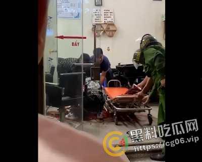 越南第一狠人!前男友怒砍现任狗男女 人狠刀快 血直接喷的满地都是 现场血腥画面曝光-6