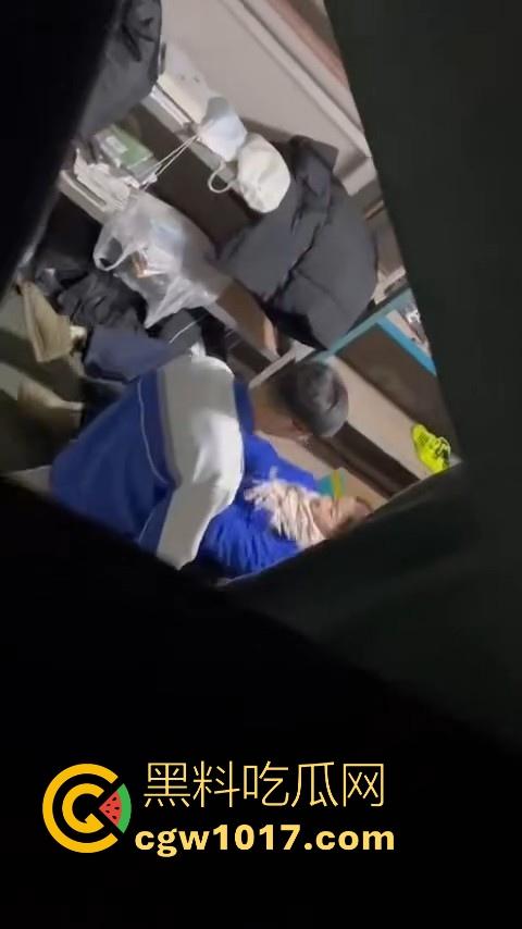 学生情侣学校储藏室偷吃禁果被偷拍,直接解开裤子让女的舔硬然后压倒抽插,淫荡小穴疯狂流水,是真的羡慕呀!-9