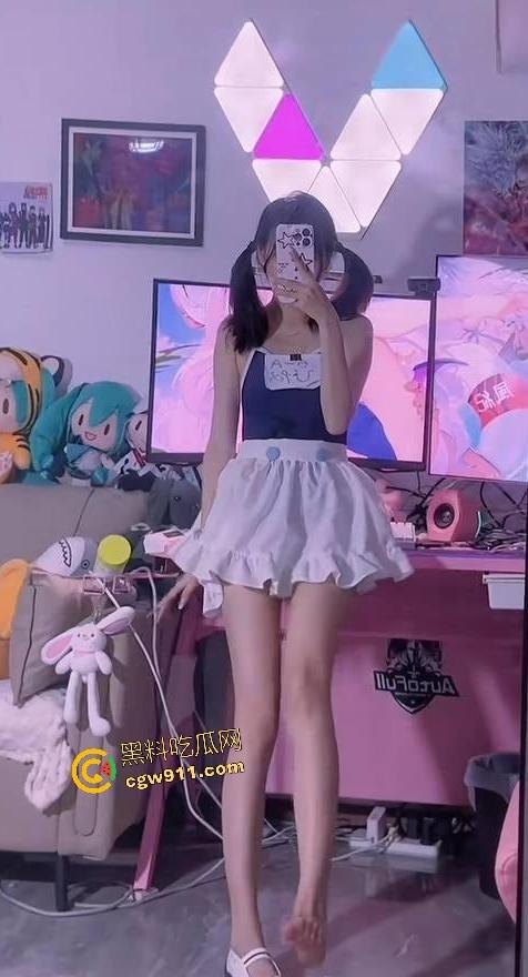 抖音萝莉网红【晗堡包】,线上引流线下卖逼!变人人可操的淫娃,女仆装白虎嫩逼吸大哥精子!-3