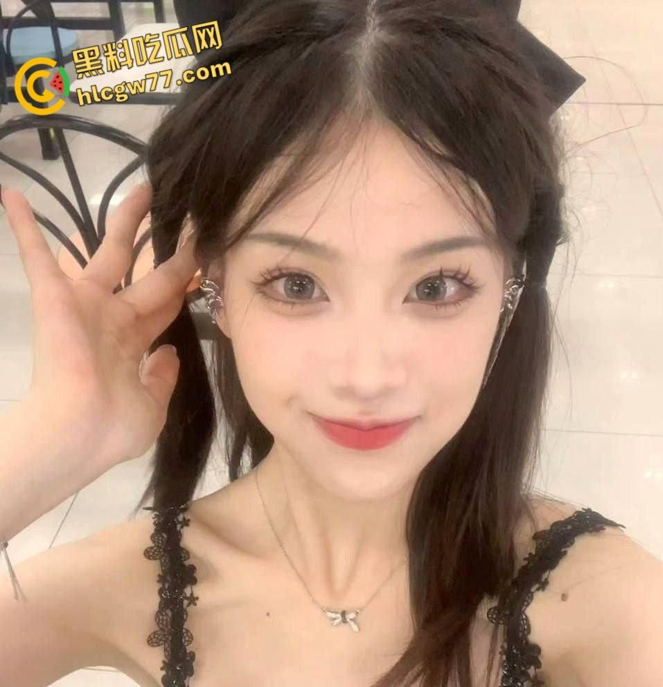 真实情侣酒店偷拍,要求女友穿上黑白双袜情趣短裙才操逼,花样挺多呀-1