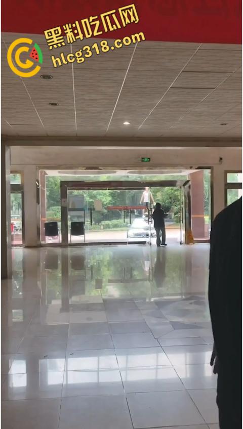 长沙某大学惊魂日，一男子持刀伤人砸车，甚至都惊动特警出警，这到底是恩怨还是精神病 ？-7