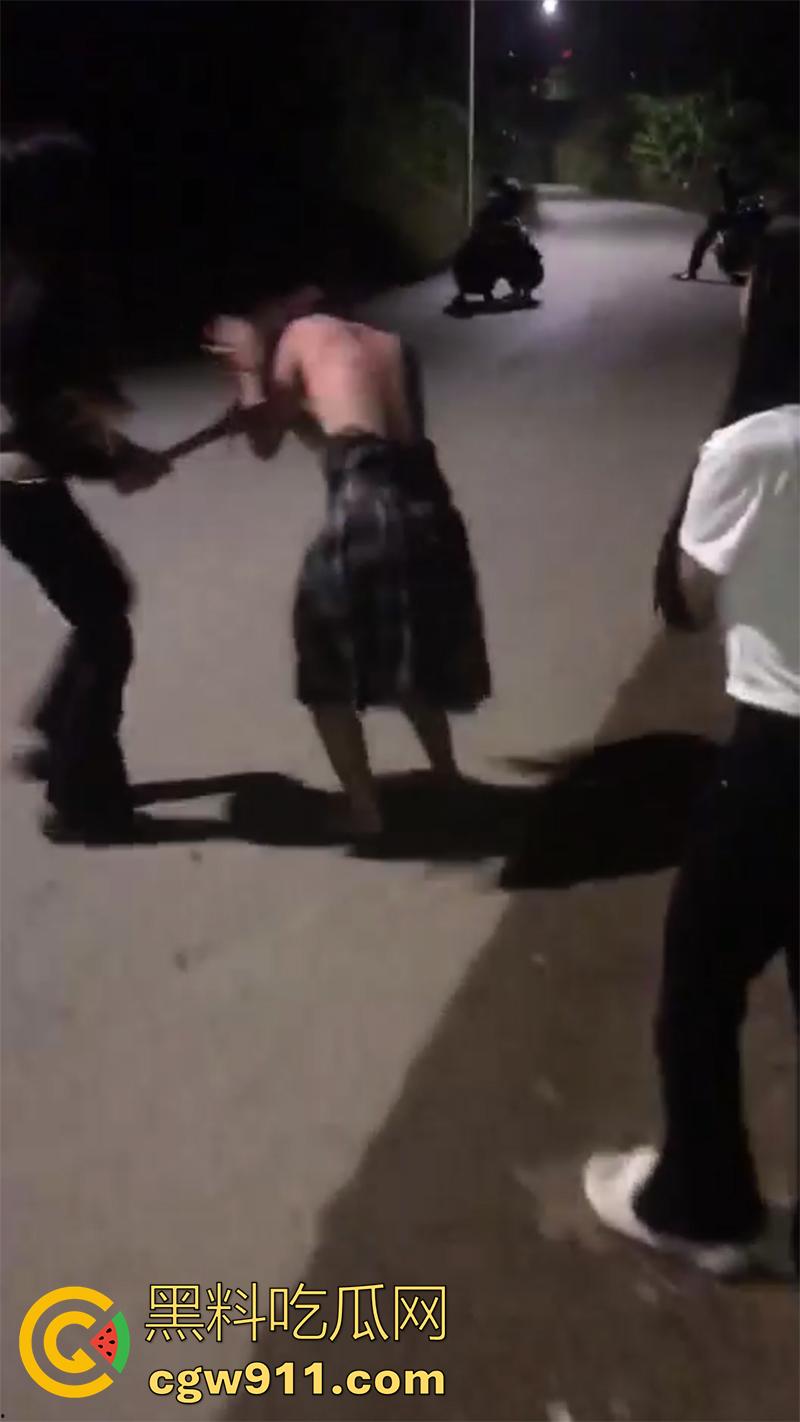 广西翻版陈美娇,靠逼勾引男人见人就睡,结果被其女友发现,带人直接围堵群殴,直接打到下跪磕头!-5