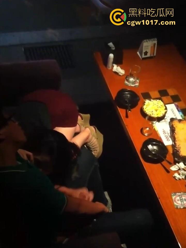 佛山创业产业园某静吧卡座惊现情侣缠绵！音乐轰鸣霓虹闪烁，美腿御姐诱惑拔屌手撸，干柴变成烈火上演活春宫！-10
