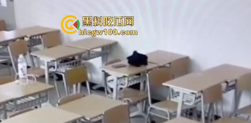 山西大同小情侣把教室课桌当大床房,女的光身子男的抠半天刚硬起来,女友发现监控吓得躲桌底,保安吃瓜笑疯了!-9