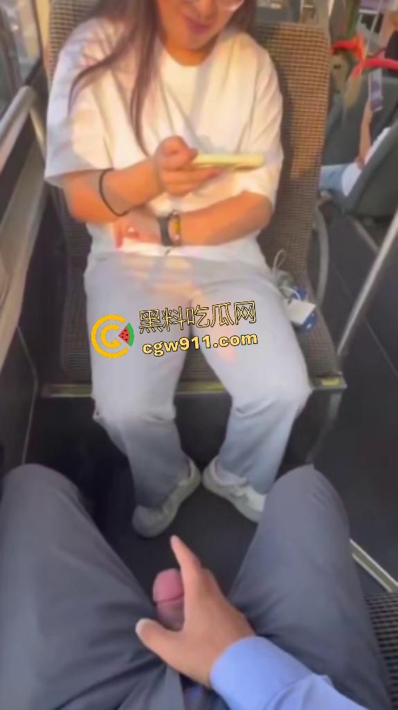 公交车惊现变态！露鸟大神对眼镜妹亮巨屌，她假装看手机实则偷录淫视频，晚上自慰有素材咯！-6