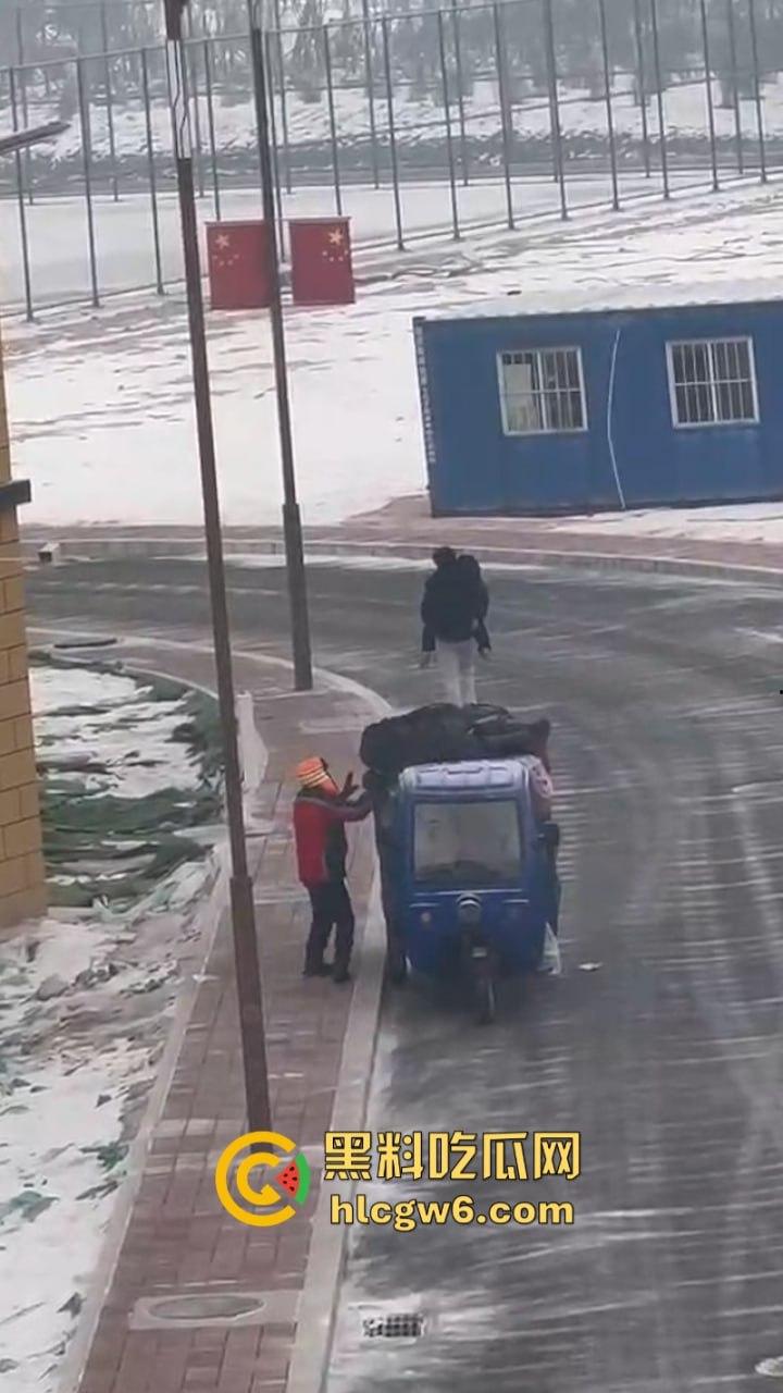 河南政法大学情侣闹脾气 女生一气之下当众脱衣 奶罩乱飞脱裤露逼 男友吓坏了 吃瓜群众看乐了!-3