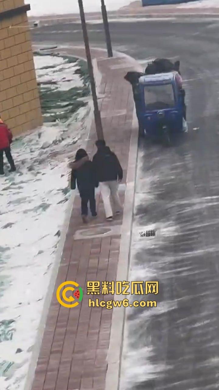 河南政法大学情侣闹脾气 女生一气之下当众脱衣 奶罩乱飞脱裤露逼 男友吓坏了 吃瓜群众看乐了!-7