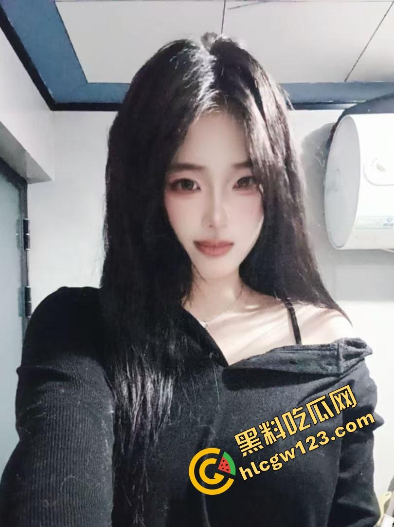 怒火攻心版路边操逼现场曝光,小伙脱裤就插当街透女友批,环卫大爷看傻,快枪十秒完事操完提裤就走!-1