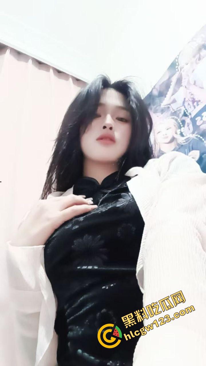 怒火攻心版路边操逼现场曝光,小伙脱裤就插当街透女友批,环卫大爷看傻,快枪十秒完事操完提裤就走!-4