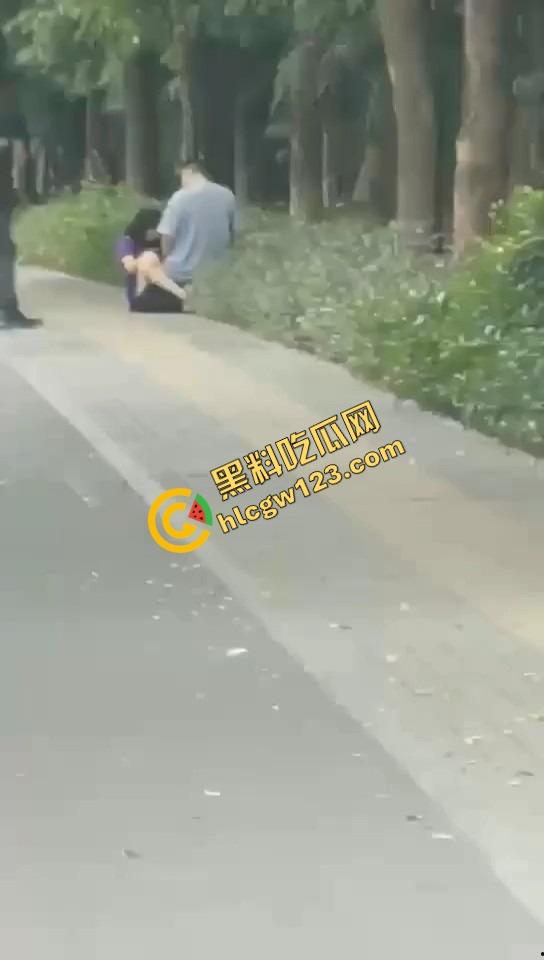 怒火攻心版路边操逼现场曝光,小伙脱裤就插当街透女友批,环卫大爷看傻,快枪十秒完事操完提裤就走!-5