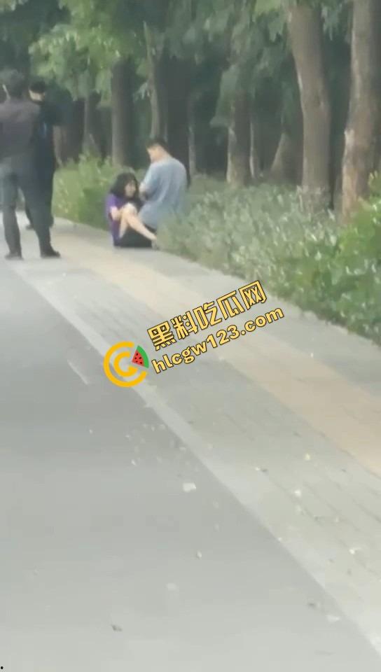 怒火攻心版路边操逼现场曝光,小伙脱裤就插当街透女友批,环卫大爷看傻,快枪十秒完事操完提裤就走!-6