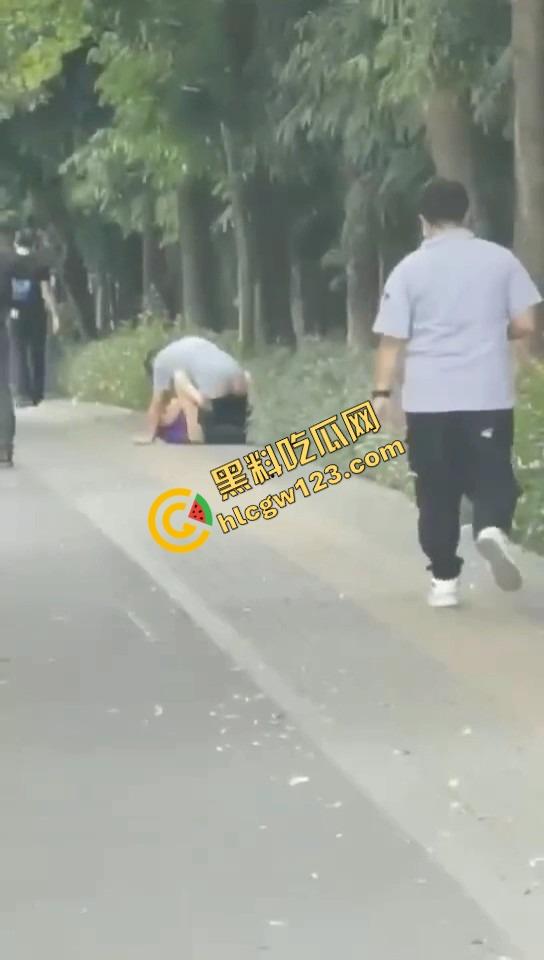 怒火攻心版路边操逼现场曝光,小伙脱裤就插当街透女友批,环卫大爷看傻,快枪十秒完事操完提裤就走!-7