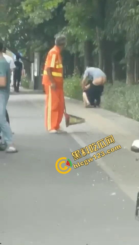 怒火攻心版路边操逼现场曝光,小伙脱裤就插当街透女友批,环卫大爷看傻,快枪十秒完事操完提裤就走!-8