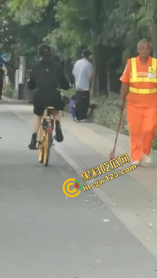 怒火攻心版路边操逼现场曝光,小伙脱裤就插当街透女友批,环卫大爷看傻,快枪十秒完事操完提裤就走!-9