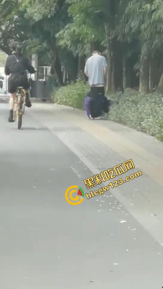 怒火攻心版路边操逼现场曝光,小伙脱裤就插当街透女友批,环卫大爷看傻,快枪十秒完事操完提裤就走!-10