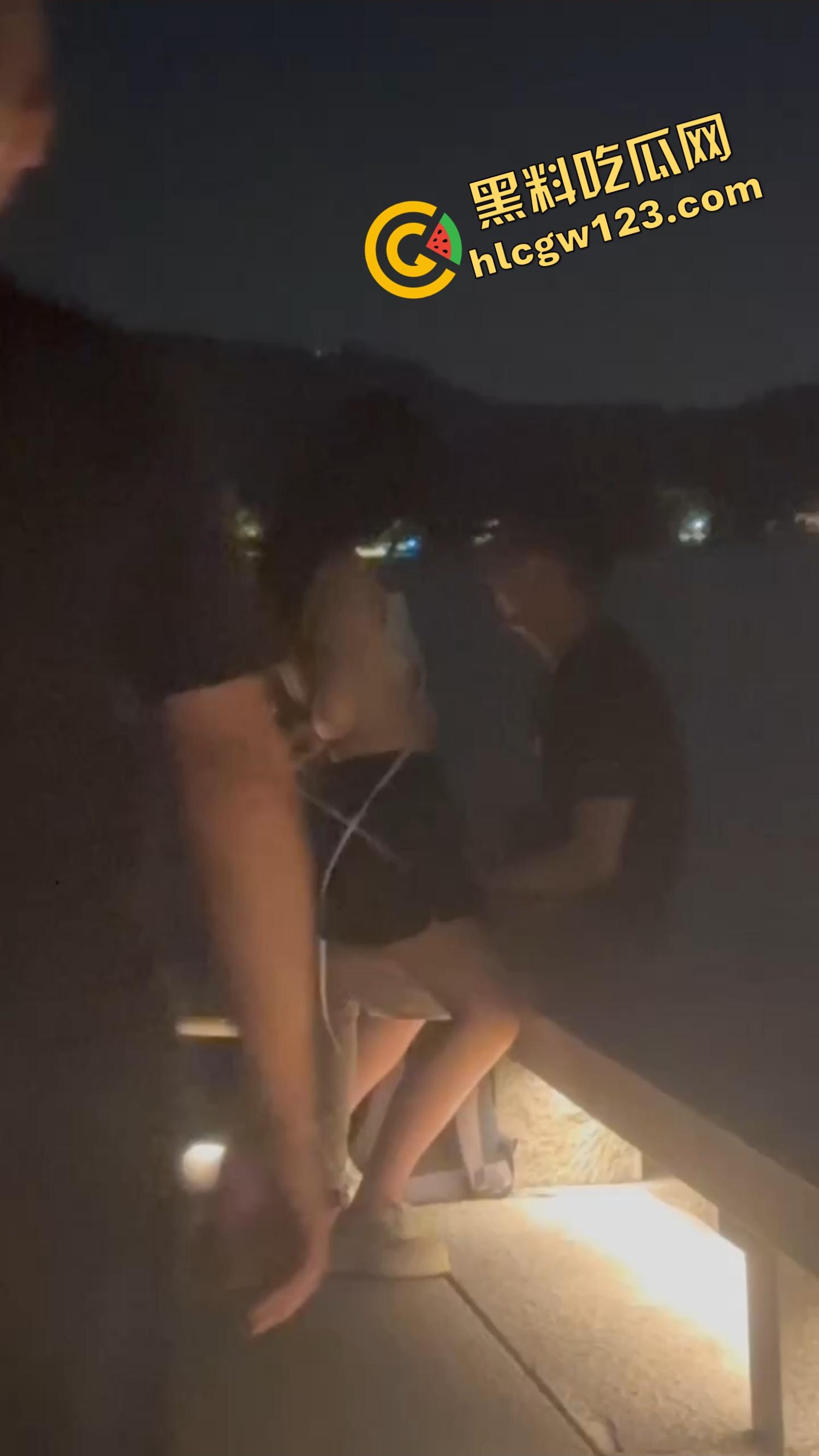 520武汉江边吊带一解开就吸奶,骚女当众喂奶开品,全程不遮羞,坐着就能当场操!-3