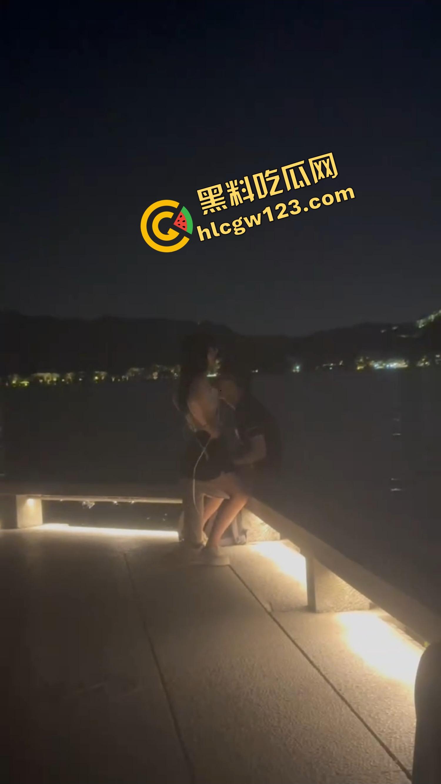 520武汉江边吊带一解开就吸奶,骚女当众喂奶开品,全程不遮羞,坐着就能当场操!-4