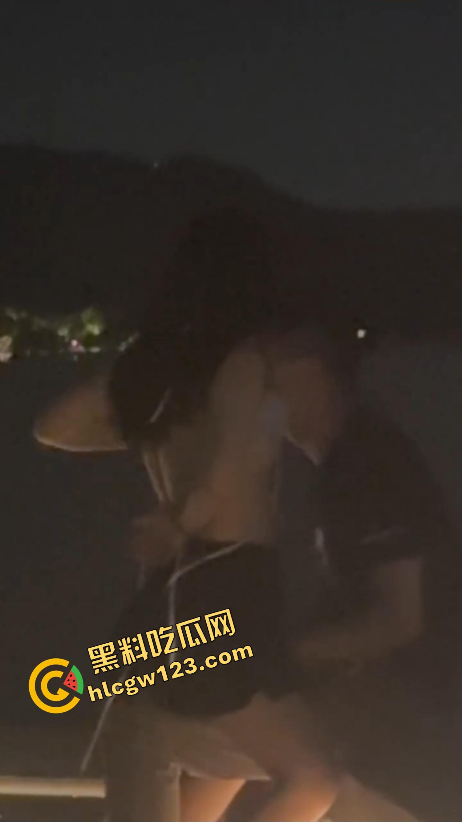 520武汉江边吊带一解开就吸奶,骚女当众喂奶开品,全程不遮羞,坐着就能当场操!-5