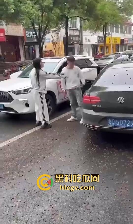 奇葩小仙女撞车先动手，结果男子十拳连击加扫把伺候，最后夹尾巴认怂小红书写小作文求网爆！-7