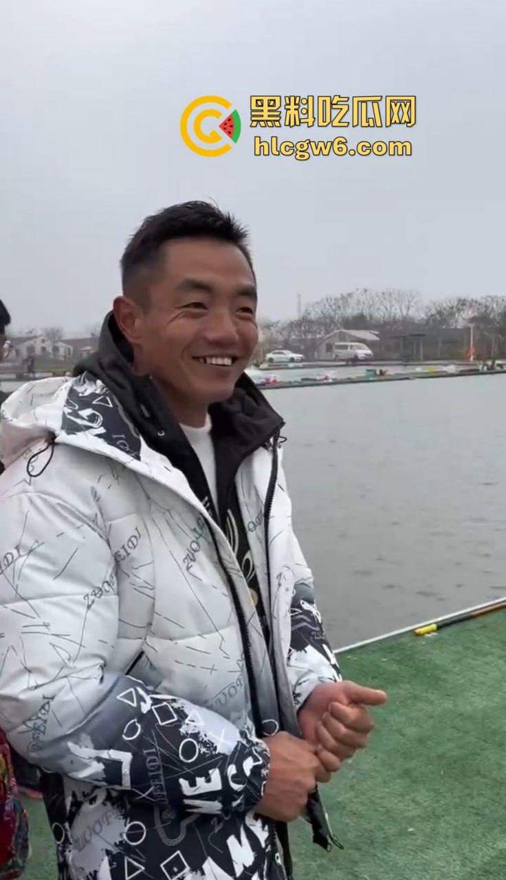 钓场内卷新高度 寒冬钓鱼佬穿羽绒服忍冻守鱼 光腿妹子在池边短裙跳舞性感加持，鱼没上钩人先成翘嘴！-2