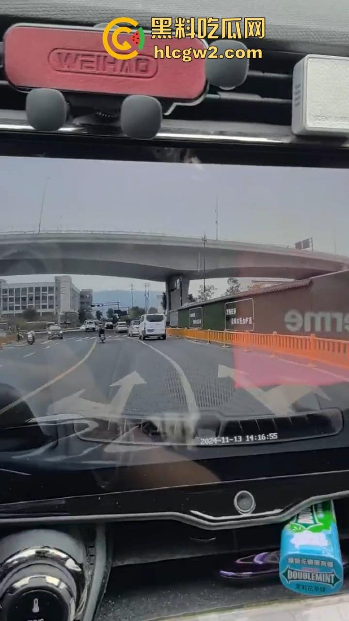 惨不忍睹!杭州一女子骑电车误入大货车盲区惨遭碾压 未带头盔当场爆浆无码实拍流出-5